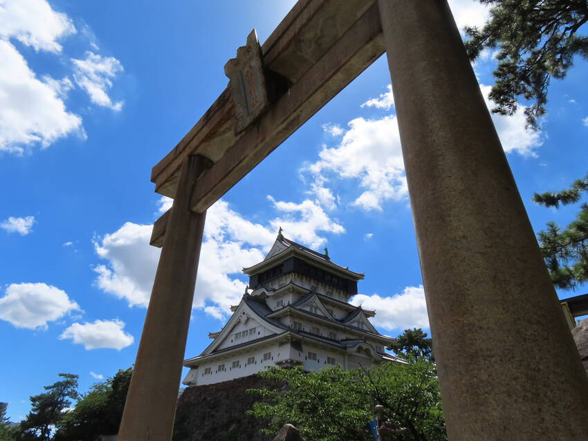 八坂さんの鳥居越しに