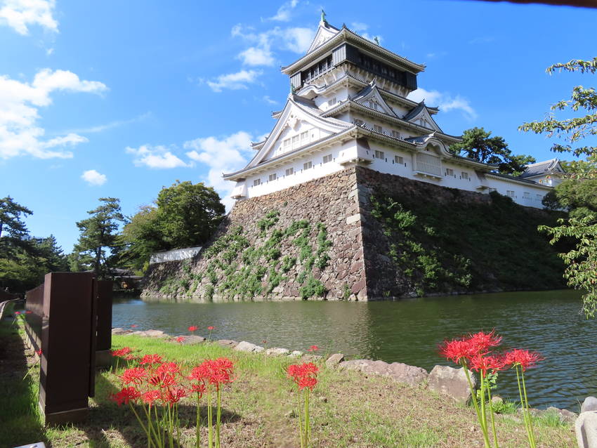 十月の小倉城◇秋空と彼岸花