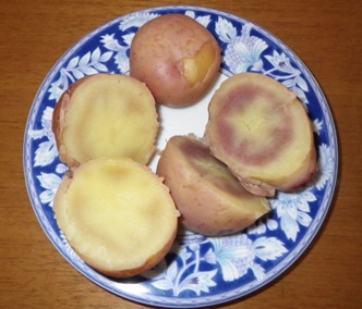 紫のジャガイモ食べてみた。