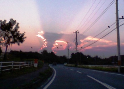 巨大な門のような入道雲...