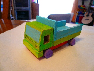 おもちゃの車の色塗り