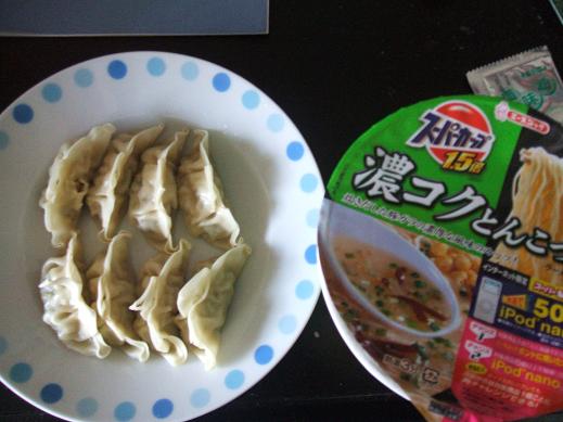 餃子をチンして食べる男