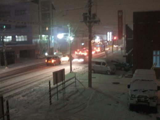 今頃雪かよ