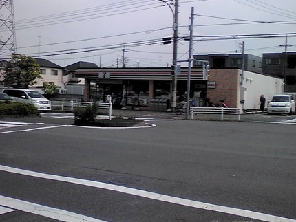 ＜セブンイレブンくぬぎだ店＞