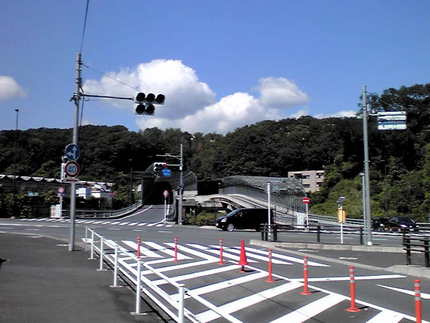 ＜中央奥が浅川トンネル＞に、接...