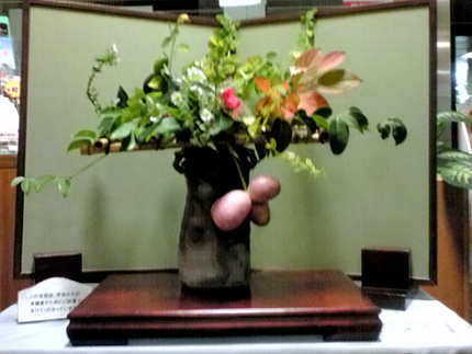 ＜図書館の生け花＞