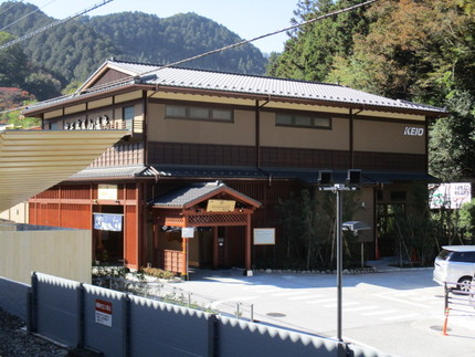 ＜ホームから覗いた・・駅隣接の...