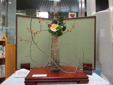 ＜生け花評論家＞