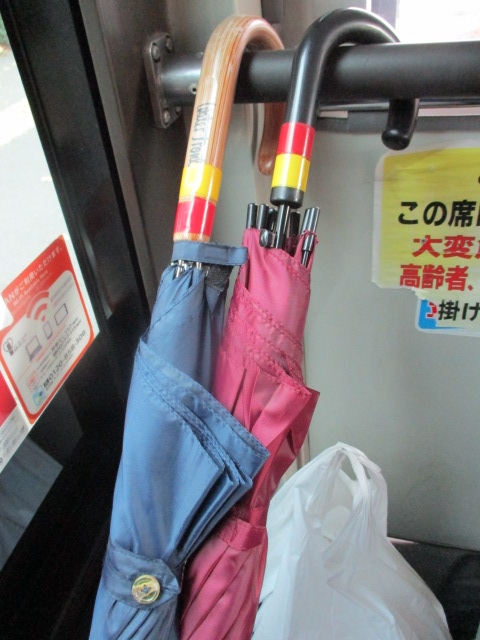 　＜左は戻ってきた傘・・赤と黄...