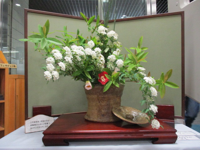 ＜図書館の生け花＞
