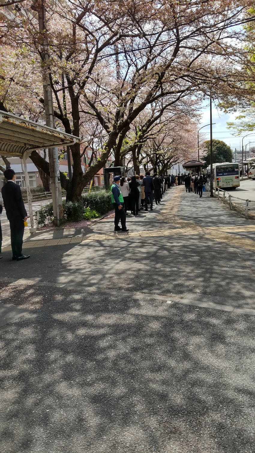 ＜長蛇の列＞